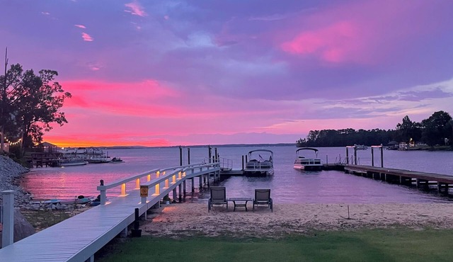 Newer Waterfront Lake Murray Home -Dock and Patio -1HR from Masters