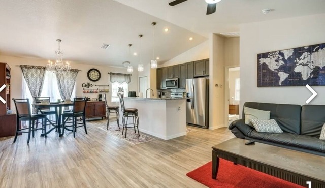 Newly built well kept peacefulneighborhood king size bed 2 car garage fireplace in Inverness