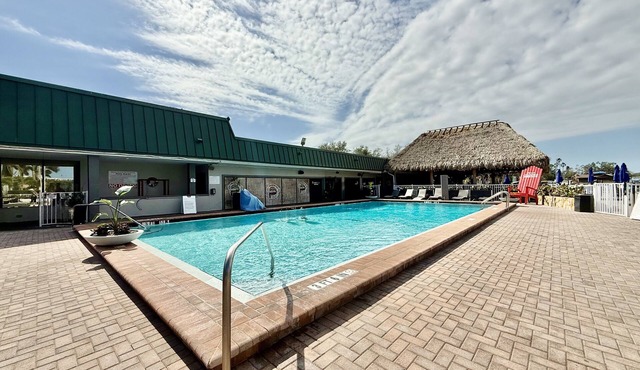 !NEWLY REMODELED!WATER FRONT CONDO-POOL/GYM/BOAT RENTALS/WI-FI/LAUNDRY FACILITY!