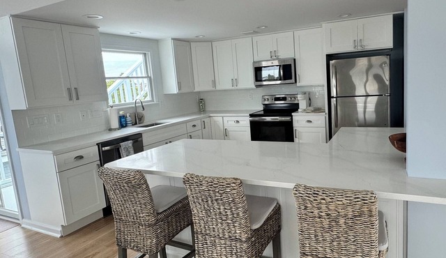 Newly Renovated Beach house- 1 house away from the bay, 5 houses from the Beach