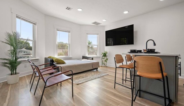 NYC Access 4BR Duplex Sleeps 10, Free Parking