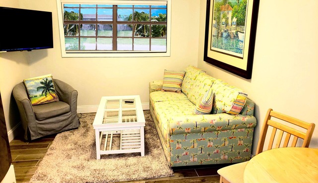 Oasis! PRIVATE Suite, HEATED Pool 5min to Beach, Mall, Stadum, PGA