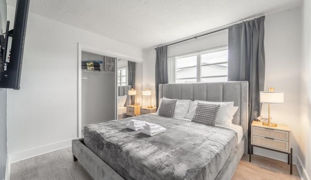 Ocean Whisper - Sleeps 11 - Palm Wave Stays