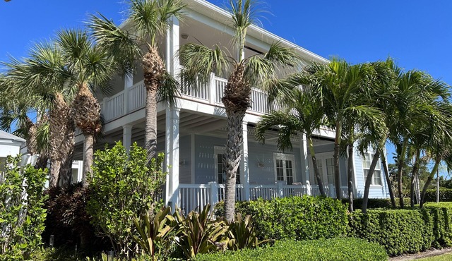 Oceanfront 4BR Retreat w/Private 31' Boat Slip, Pool & Beach, gourmet kitchen