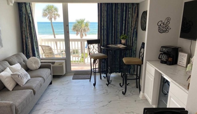 Oceanfront Resort 1king bedroom suite private oceanfront balcony, full kitchen