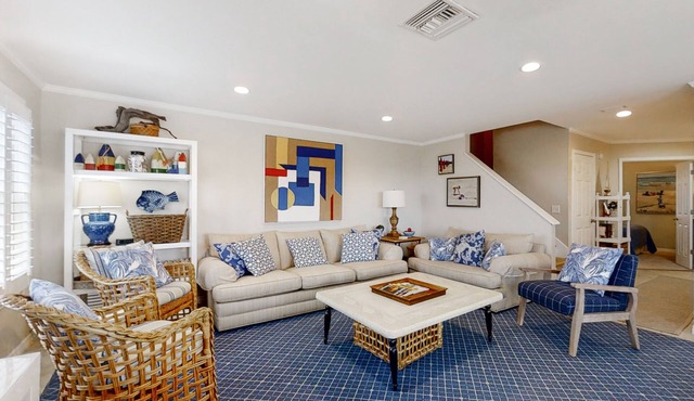 Oceanfront townhome with lovely ocean view, pool, fast WiFi & W/D