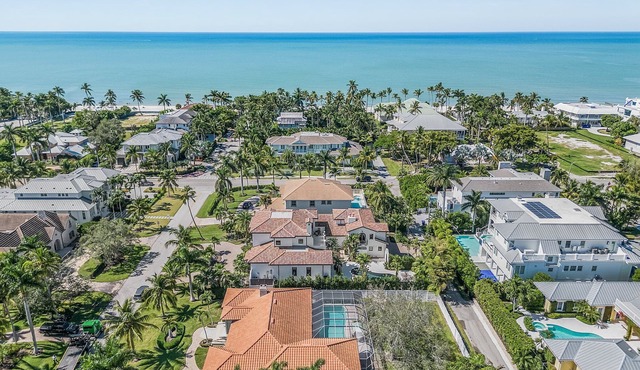 Old Naples Luxury 4BR Home - Truly Close to Beach & 5th Ave