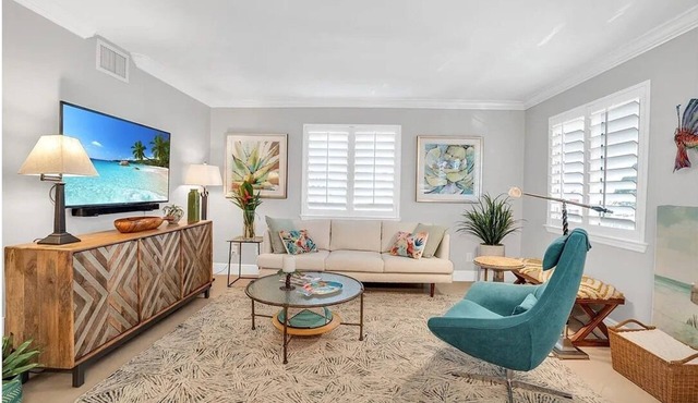 Olde Naples Condo – Walk to Beach, 5th Ave, 3rd St South, Quiet 12-Unit Retreat