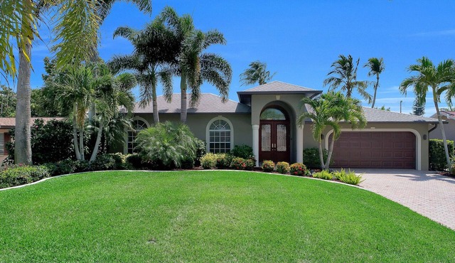 Oliver's Oasis Naples - Luxury Accommodation with Two KING BED Master Suites!
