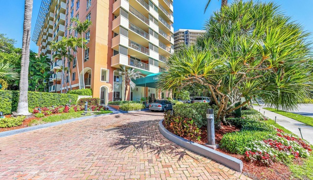 One Bedroom Coconut Grove Apartment with Large Patio & Free Parking