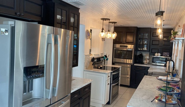 Ozona Bungalow&Guesthouse! Pet friendly, slps 8, 3 blks to Trail, brewery & eats