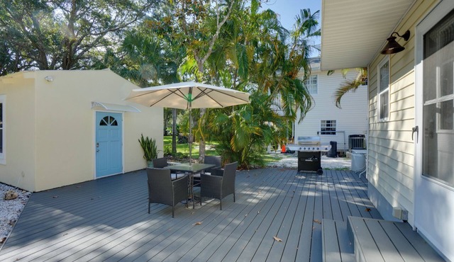 Ozona Studio w/Shared Deck - Steps to Gulf!