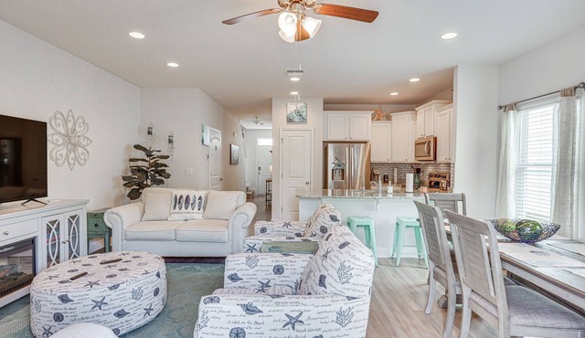 PCB Townhome w/Deck & Pool Access: 3 Mi to Beach! in Panama City Beach