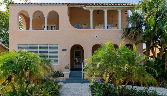 Peaceful 1/1 Apt w/ balcony - Downtown 10 mins