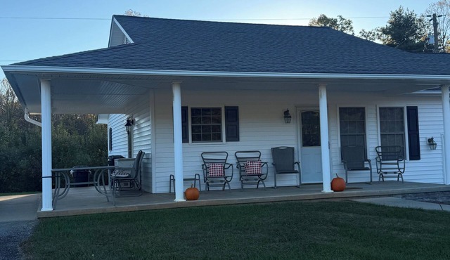 Peaceful 1-bedroom cottage surrounded by apple orchards in charming Flat Rock