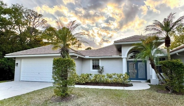 Peaceful Modern Retreat - Pool, Near Beaches