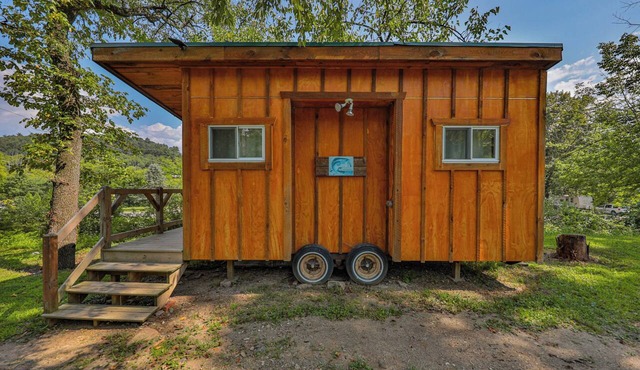 Peaceful rustic 1-bedroom cabin with AC in charming Lehighton