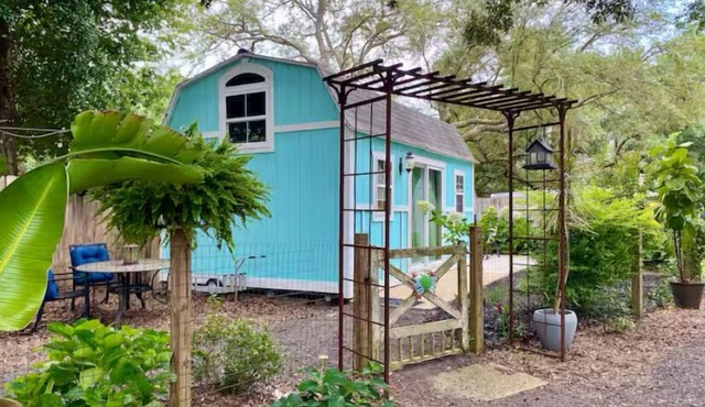 Perdido Surf Shack- a unique tiny home close to Perdido Key Beach and NAS