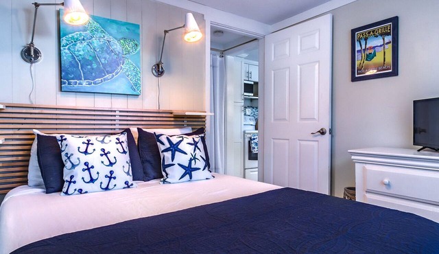 Pet-Friendly 1BR Bungalow Steps from Pass-a-Grille Beach with Parking