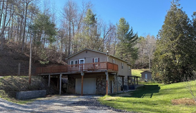 Pet-friendly 3-bedroom house in Hampton, Tennessee in Hampton