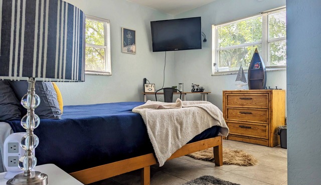 Pet Friendly Historic and Cozy Bungalow in Downtown St. Pete with HUGE BACKYARD
