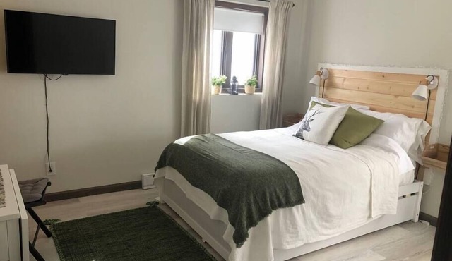 Pet Friendly Private Suite 5 min from Resort