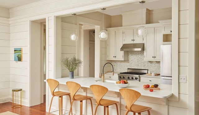 Pet Friendly, Water Views, Walk to shops & dining