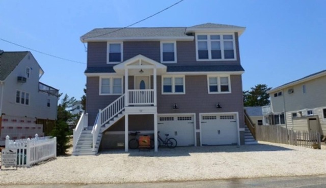Pet Friendly. WiFi. Beach Badges. Beach Chairs. Balcony. Bayview.