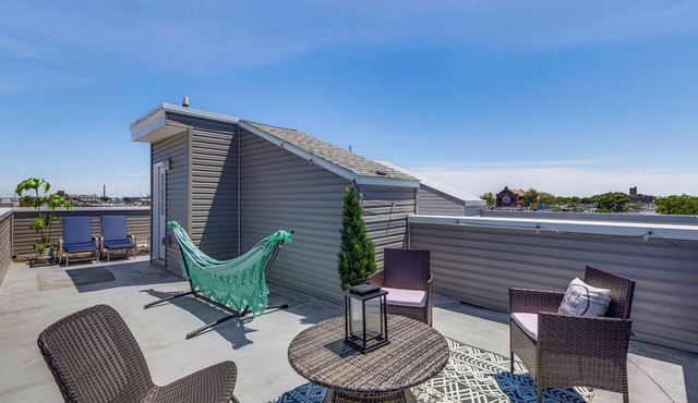 Philly Condo w/Rooftop Deck! Walk to Broad St