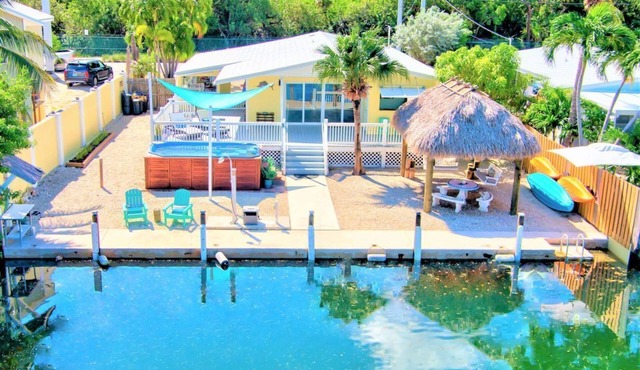 Pineapple Sea Shack: 60' Dock, Tiki Hut, Swim Spa, Kayaks, Paddleboards & Pets