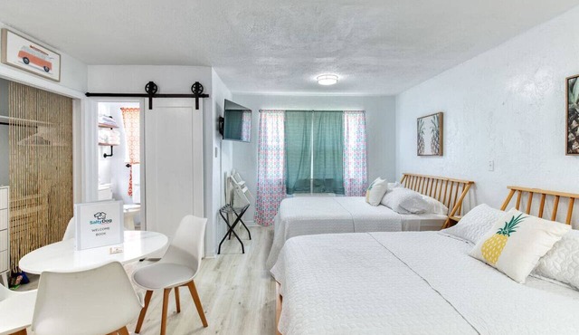 Pineapple Shores Retro Inn 3