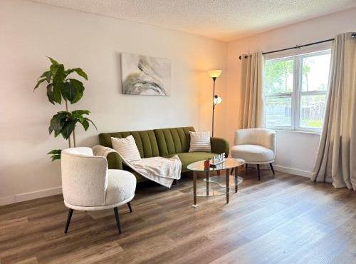 Pinellas Apartment near beach and shopping plazas