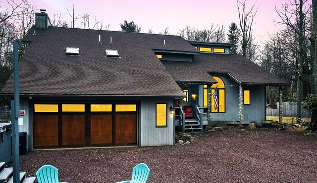 Poconos Breezy Paradise Cabin-Lakeview Retreat with Cozy Fire Pit & Hot Tub