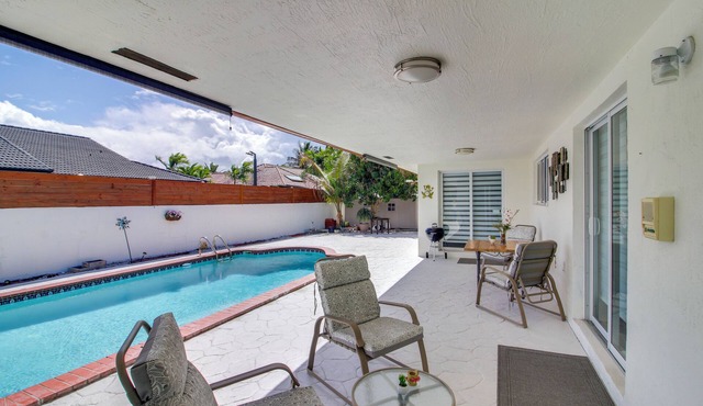 Pool Access! Snowbird Gem in Country Club of Miami