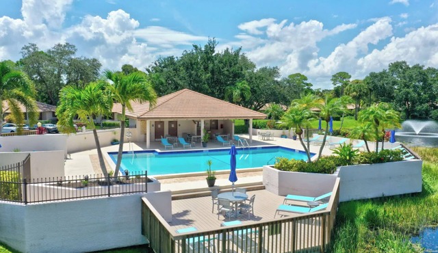Pool, pond and paradise cottage at PGA National!