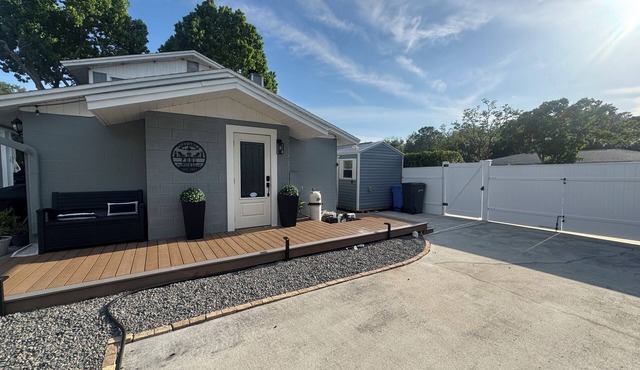 Private 1 bedroom 1 bathroom guest apt, full kitchen, private driveway/entrance