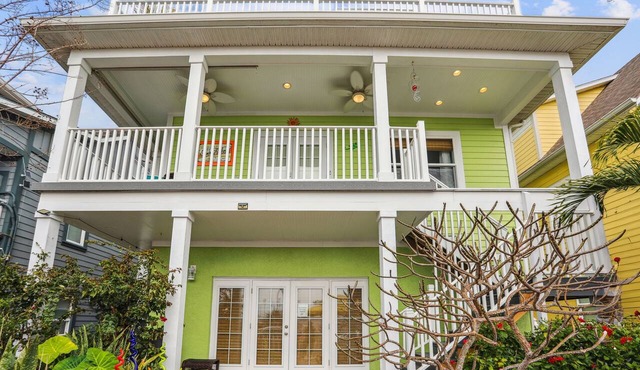 ⭐Private 4BR Home-Water Views-2 Private Balconies-Walking Distance to Downtown⭐