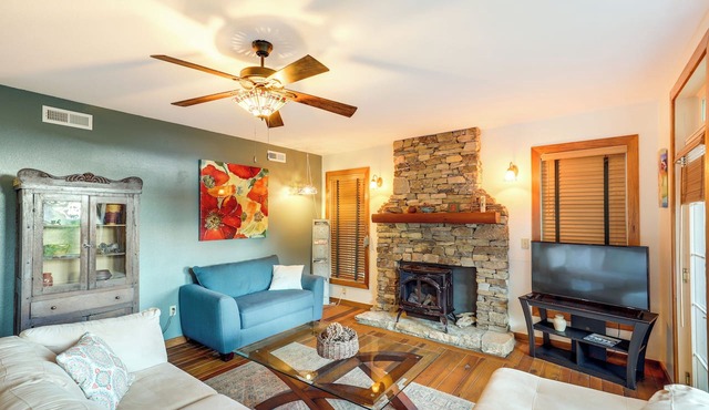 Private Balcony! Mtn-View Sanctuary in Burnsville