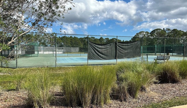 Private Bedroom and Bathroom in Palm Bay 2 pools, tennis courts, biking/walking
