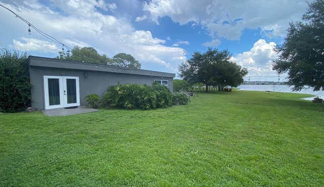 Private Lakefront Cottage, Bright, Peaceful, and Perfect for a Relaxing Escape.