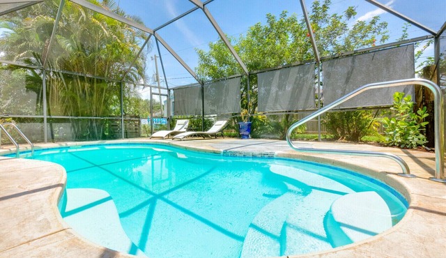 Private Pool - Bright Spacious Home Business or Family, 25 Min to Beach