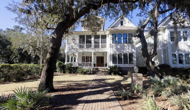 Private Pool, Game Room, Elevator, Garage!