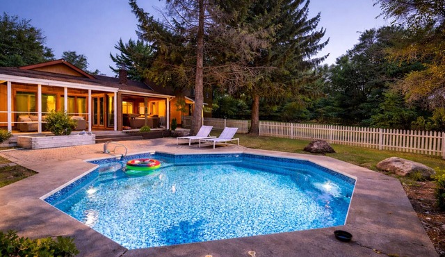 Private Pool & Hot Tub Near Kalahari