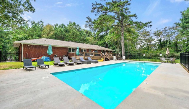 Private Pool Villa Near Atlanta Airport Sleeps10 in East Point