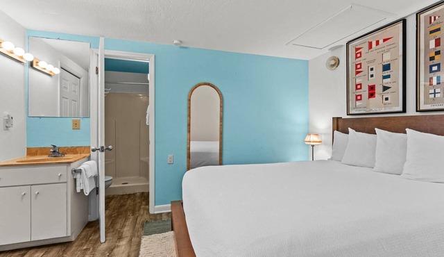 Queen Suite w/Kitchen, Breakfast, Pool & Private Beach on Little Torch Key