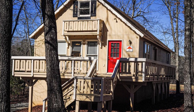 Recently renovated, beautiful chalet just miles from Wild Animal Safari in Pine Mountain