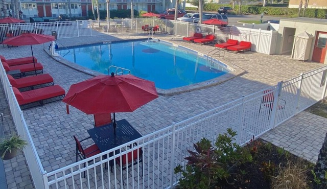 Relax and Recharge! 3 Serene Units, Free Breakfast & Parking, Pool