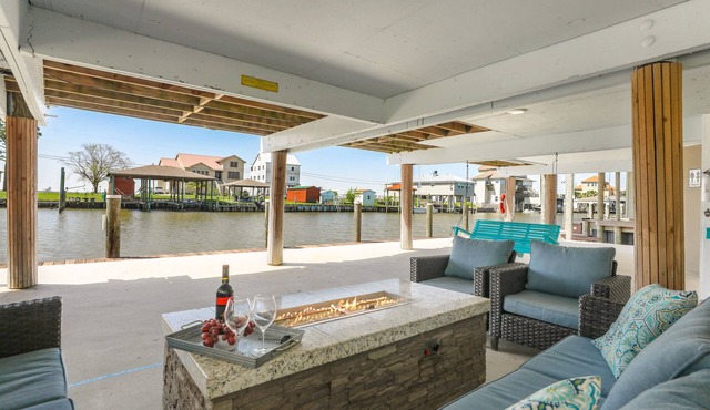 Relax at our lake house just 20 minutes to New Orleans! in Slidell