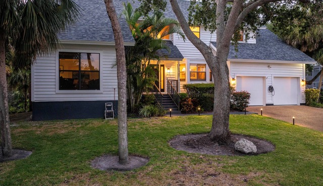 Relaxing 4BR/3BA home near IMG & beaches – with game room & yoga space