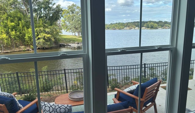 Relaxing Lake home King BR steps away to fishing, tackle store & restaurant